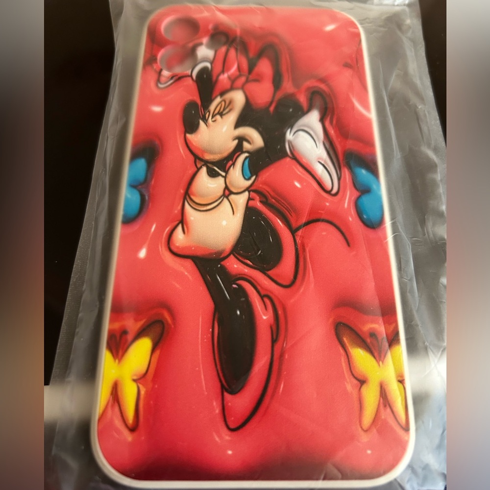 NWT,iPhone 11 Silicone case,Red Minnie Mouse design(ordered the wrong size)
NEW!